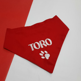czerwona apaszka dla psa z białym imieniem toro